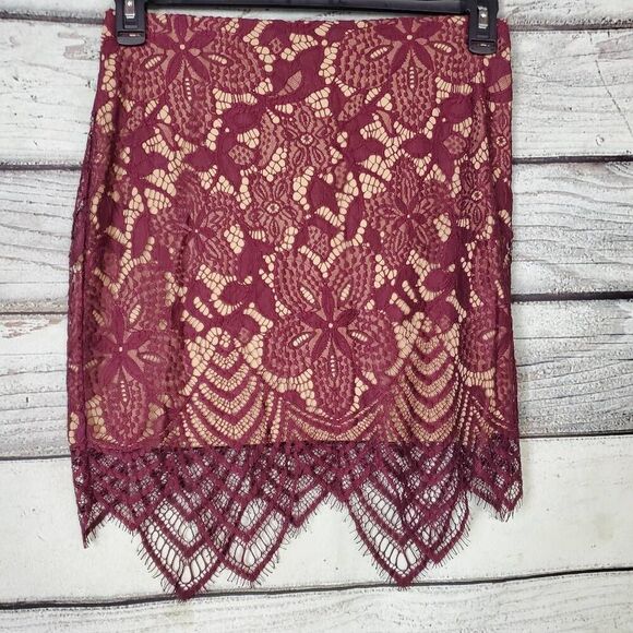 Express Burgundy Red Lace Overlay Skirt Women’s Size 6 Lined Cocktail Party - Picture 1 of 6